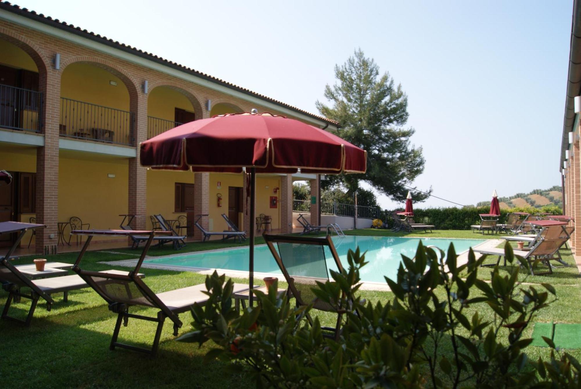 פונטבלנדה Hotel Ristorante Le Querciolaie Dei Ricci מראה חיצוני תמונה